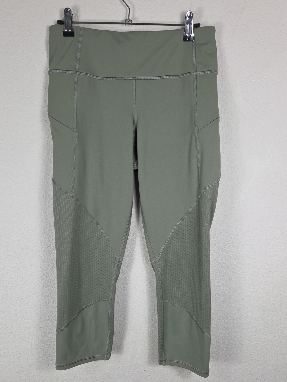 Athleta Mesh Contender Capri Small Laurel Olive PowerLift Athletic Workout Pants
